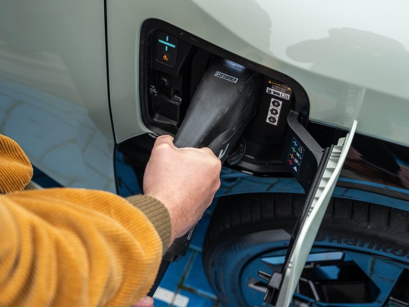 e-auto-ladestecker-blockiert-loesen.jpg Bild e-auto-ladestecker-blockiert-loesen.jpg